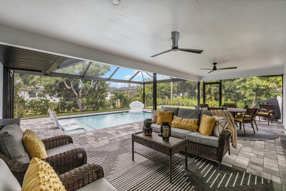 TV and multimedia, Seating area, Evening entertainment, Pool view, Swimming pool, sunbed