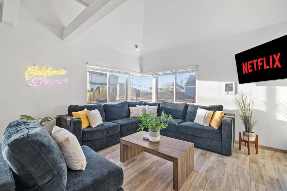 Ocean Views Steps to Beach Rooftop Firepit House in Mission Beach