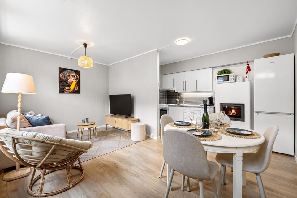 TV and multimedia, Seating area, Dining area