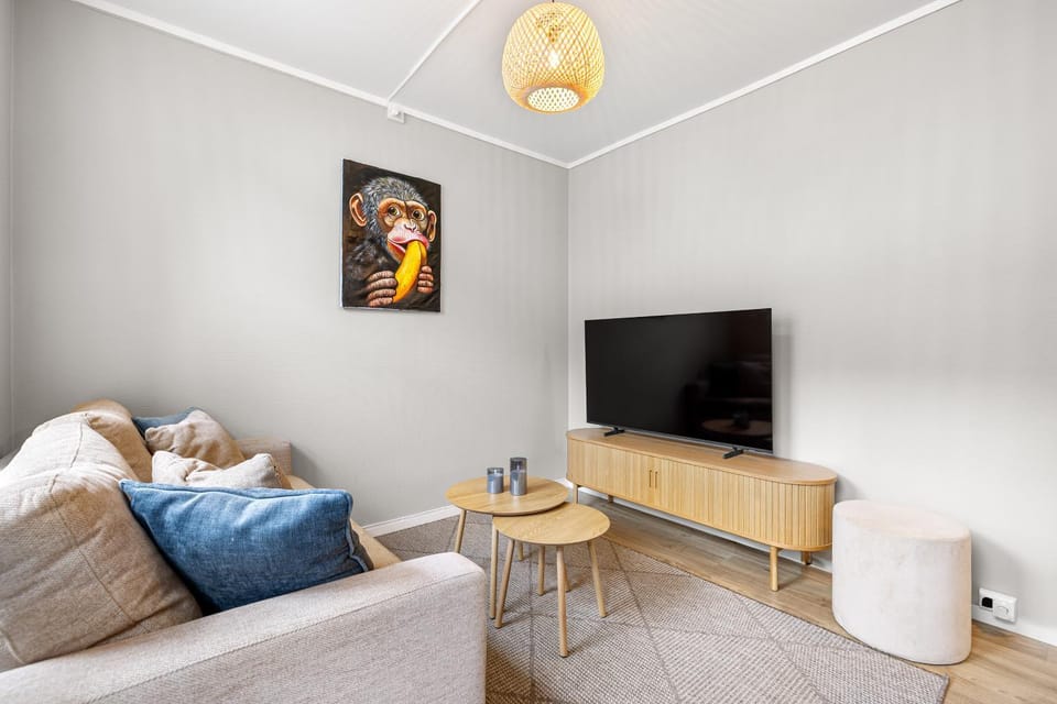 TV and multimedia, Living room, Evening entertainment