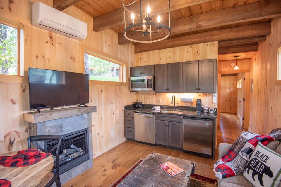 1 Mile to Downtown West Jefferson Camping Cabin #1 Cabin in West Jefferson