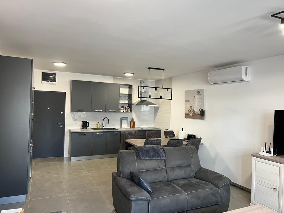 TV and multimedia, Kitchen or kitchenette, Living room, Seating area, Dining area