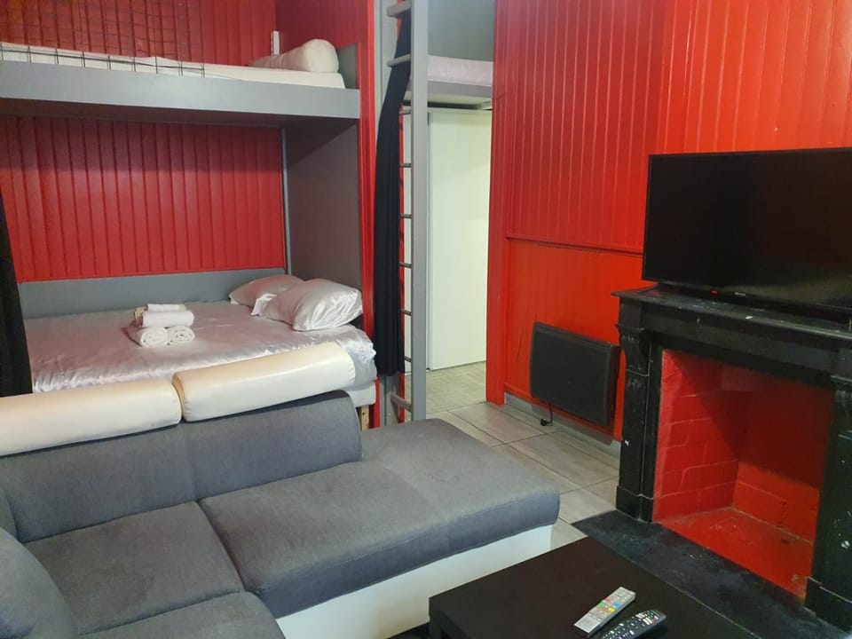 Clichy Loft Apartment in Levallois-Perret