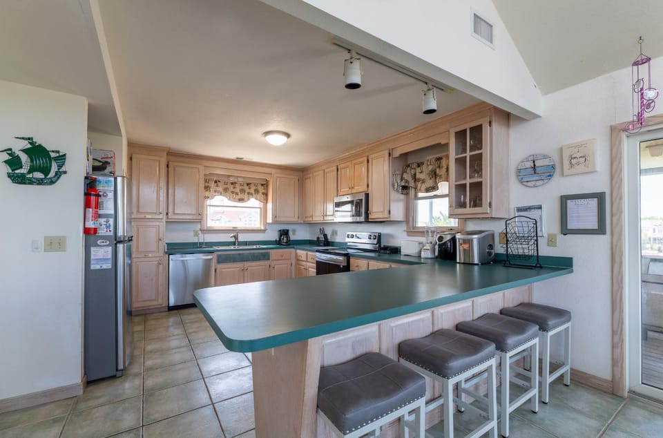 Beachcomber - Corolla, Whalehead, 250 Yds to Beach, Ocean View, Pool, Hot Tub House in Corolla