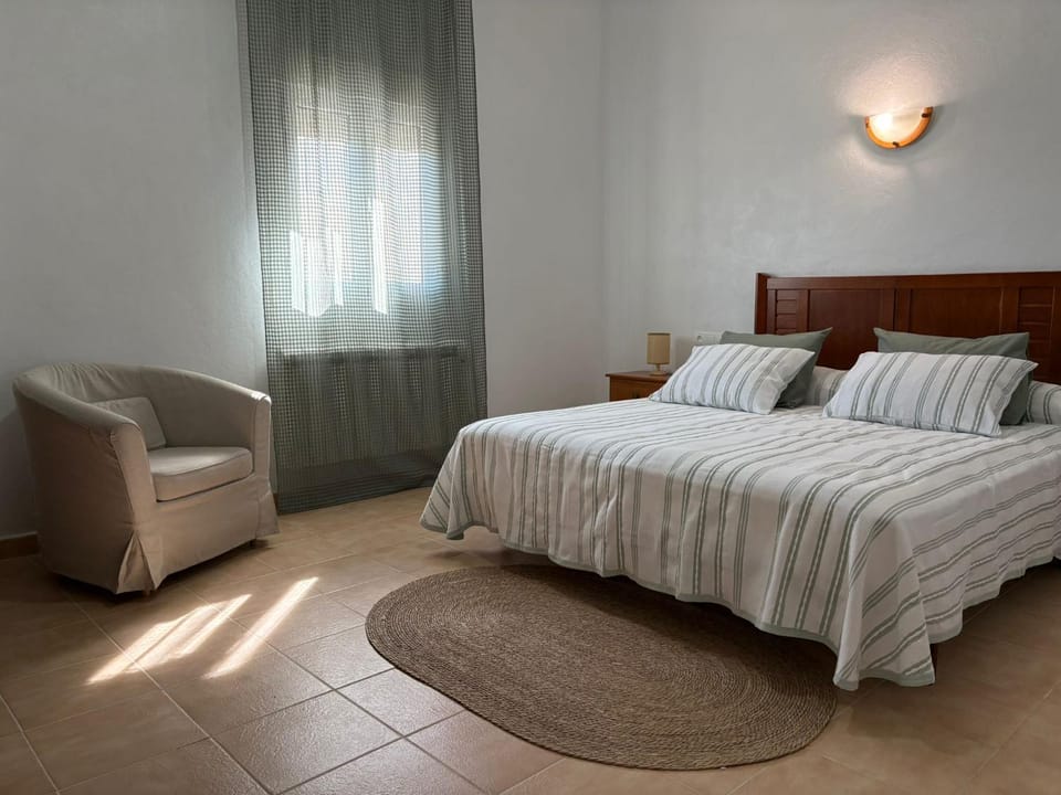Photo of the whole room, heating, towels