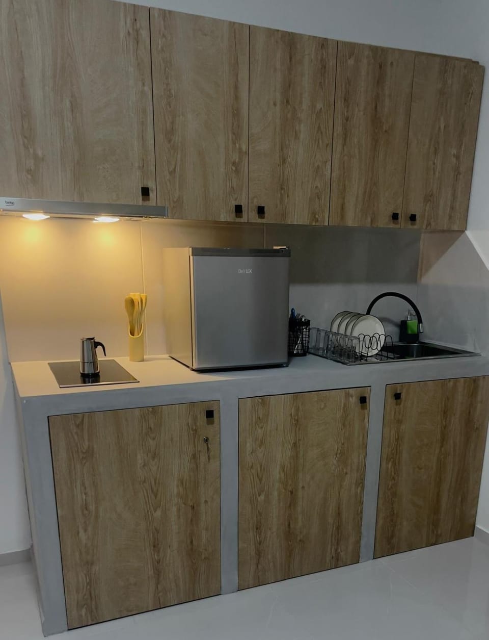 Kitchen or kitchenette, minibar, stove