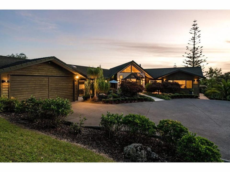 Private 5 bedroom Private Beach Haven with Starlink & Panoramic Views House in Northland