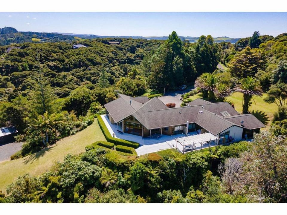 Private 5 bedroom Private Beach Haven with Starlink & Panoramic Views House in Northland