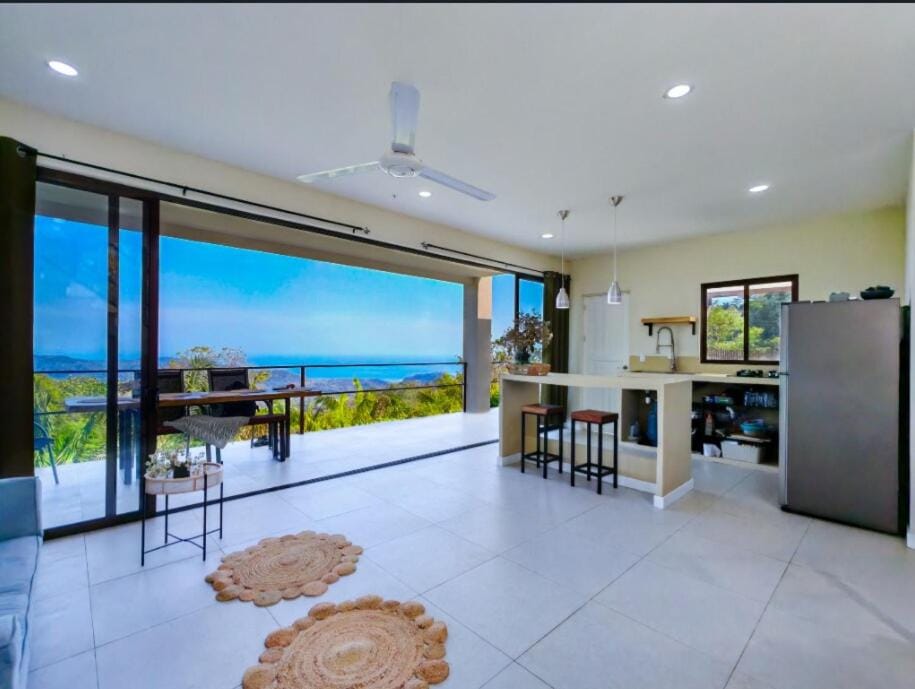 Casa Flores Ocean view 10 min to Carrillo House in Samara