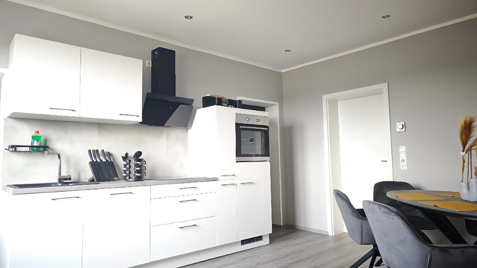 Coffee/tea facilities, Kitchen or kitchenette, Seating area, Dining area, dishwasher, heating, internet, oven, stove, toaster, kitchen