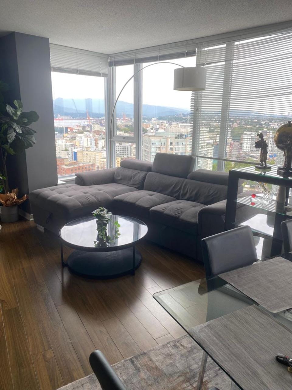 Dream Apartment with a Sauna Pool & Jacuzzi Apartment in Vancouver