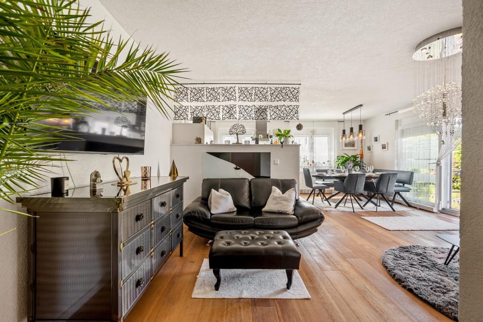 TV and multimedia, Living room, Seating area, Dining area