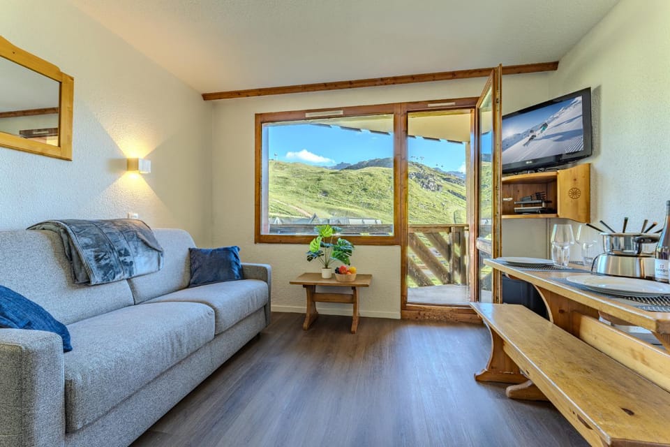 TV and multimedia, Living room, Dining area, Mountain view