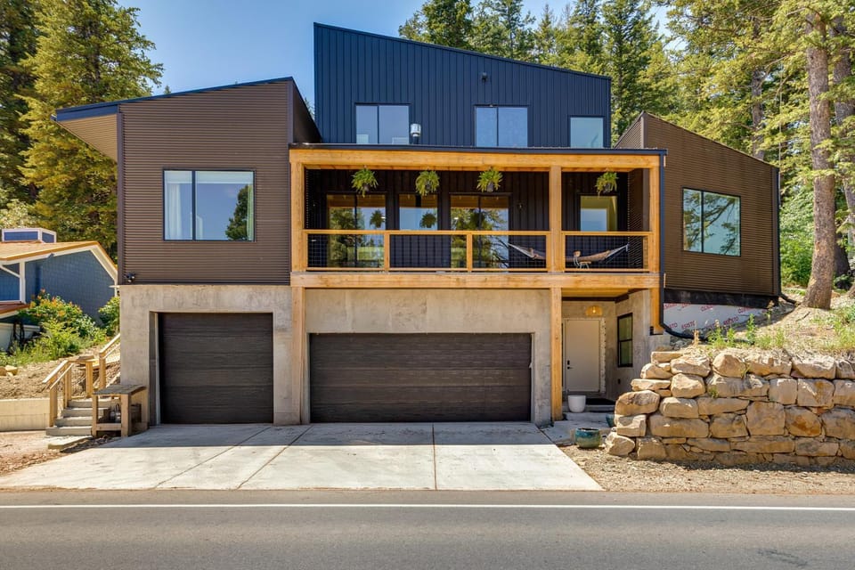 Ski, Hike & Bike: Modern Park City Studio Apartment in Summit Park