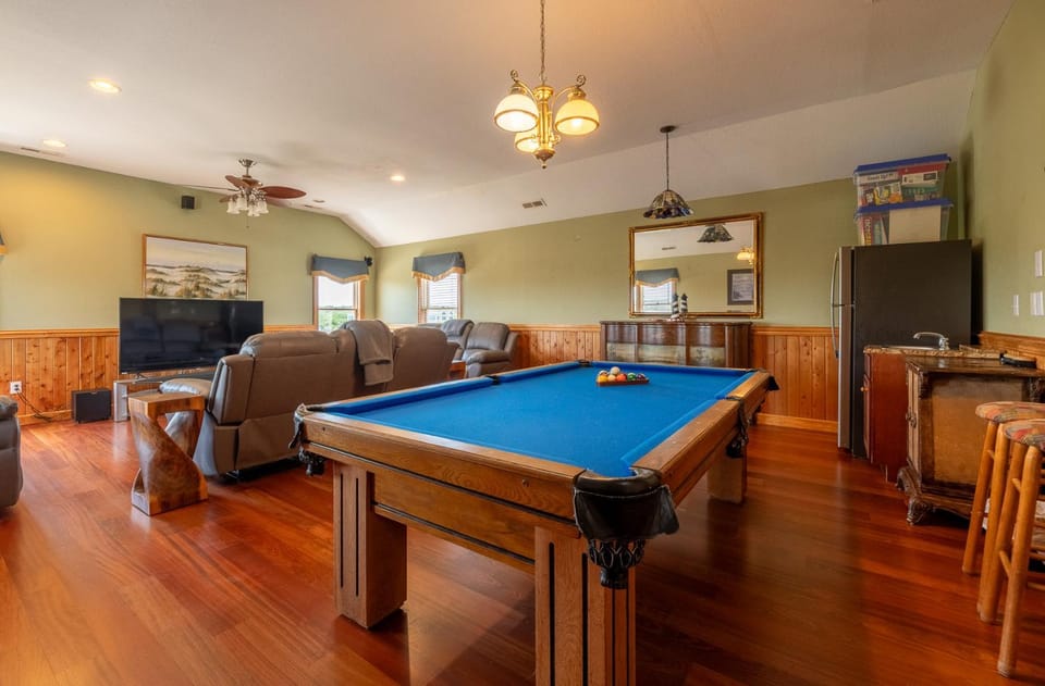 Castle in the Sand - Southern Shores Oceanfront, Pool, Hot Tub, Media Room, Elevator, Your Luxury Getaway House in Southern Shores