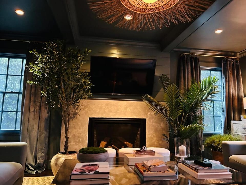 TV and multimedia, Living room, Seating area, fireplace