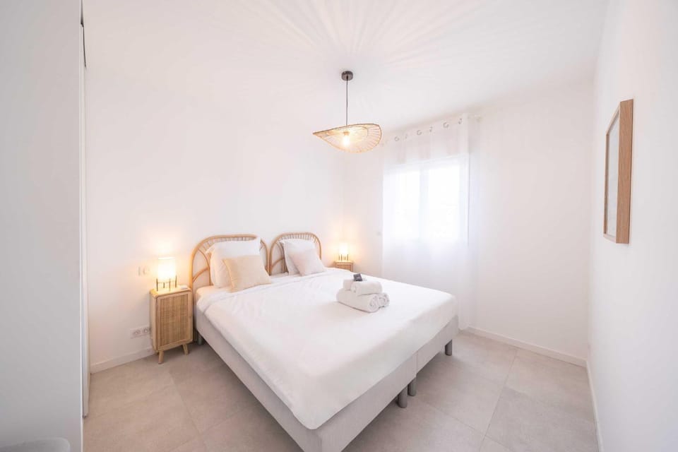 Bed, Photo of the whole room, Bedroom, towels