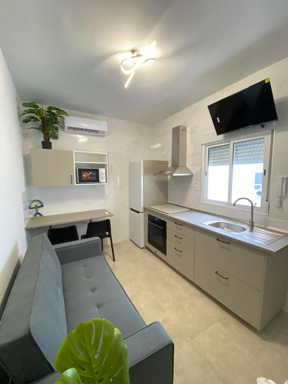 TV and multimedia, Kitchen or kitchenette, Living room, Seating area, Dining area, oven, stove, air conditioner