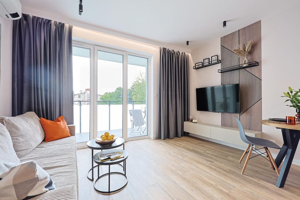 TV and multimedia, Living room, Seating area, Evening entertainment, air conditioner