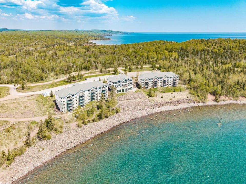 Majestic Lake Views King Suite, 2 Queen Beds and Heated Pools Apartment in Two Harbors