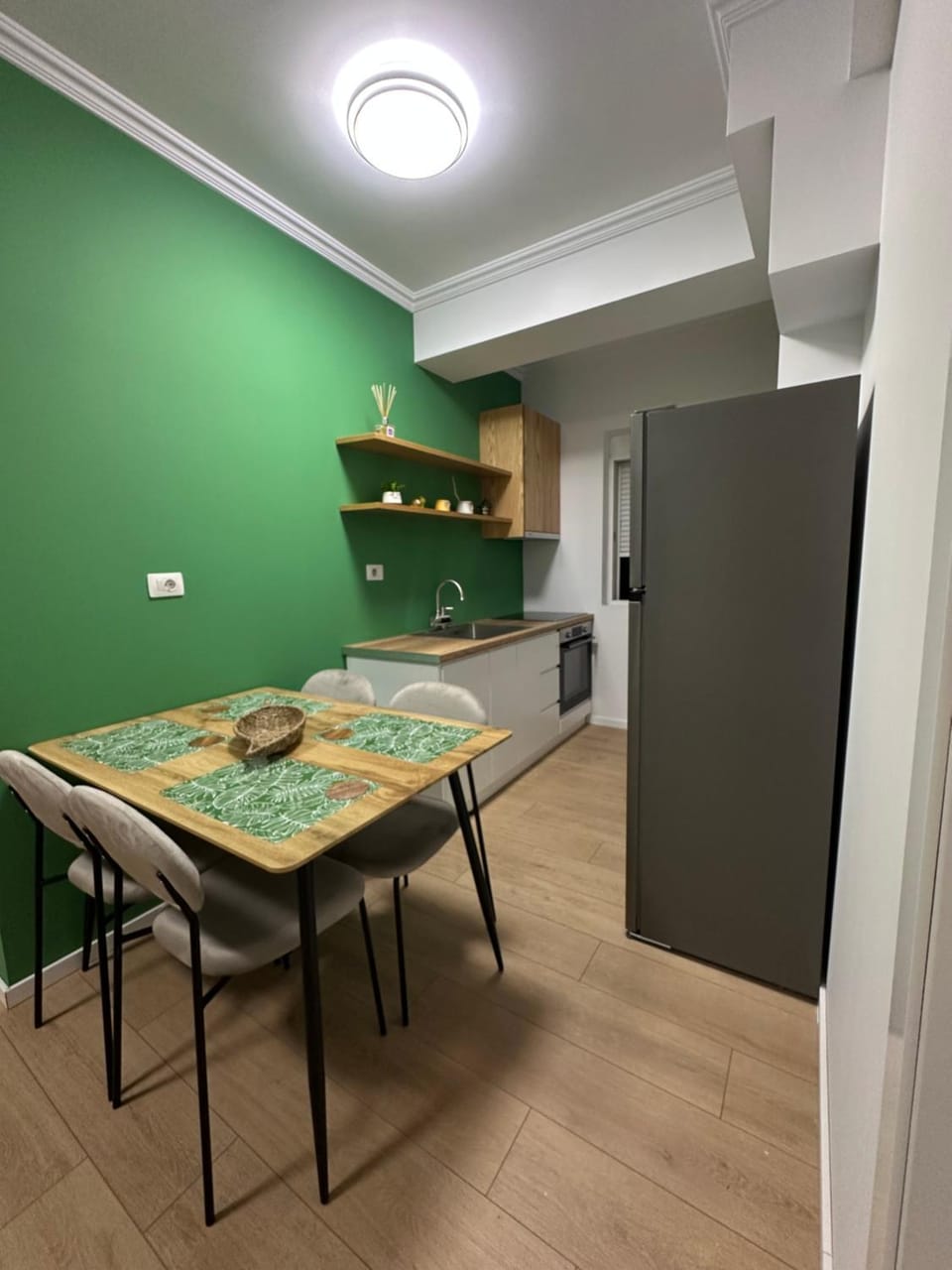 Kitchen or kitchenette, Dining area, oven