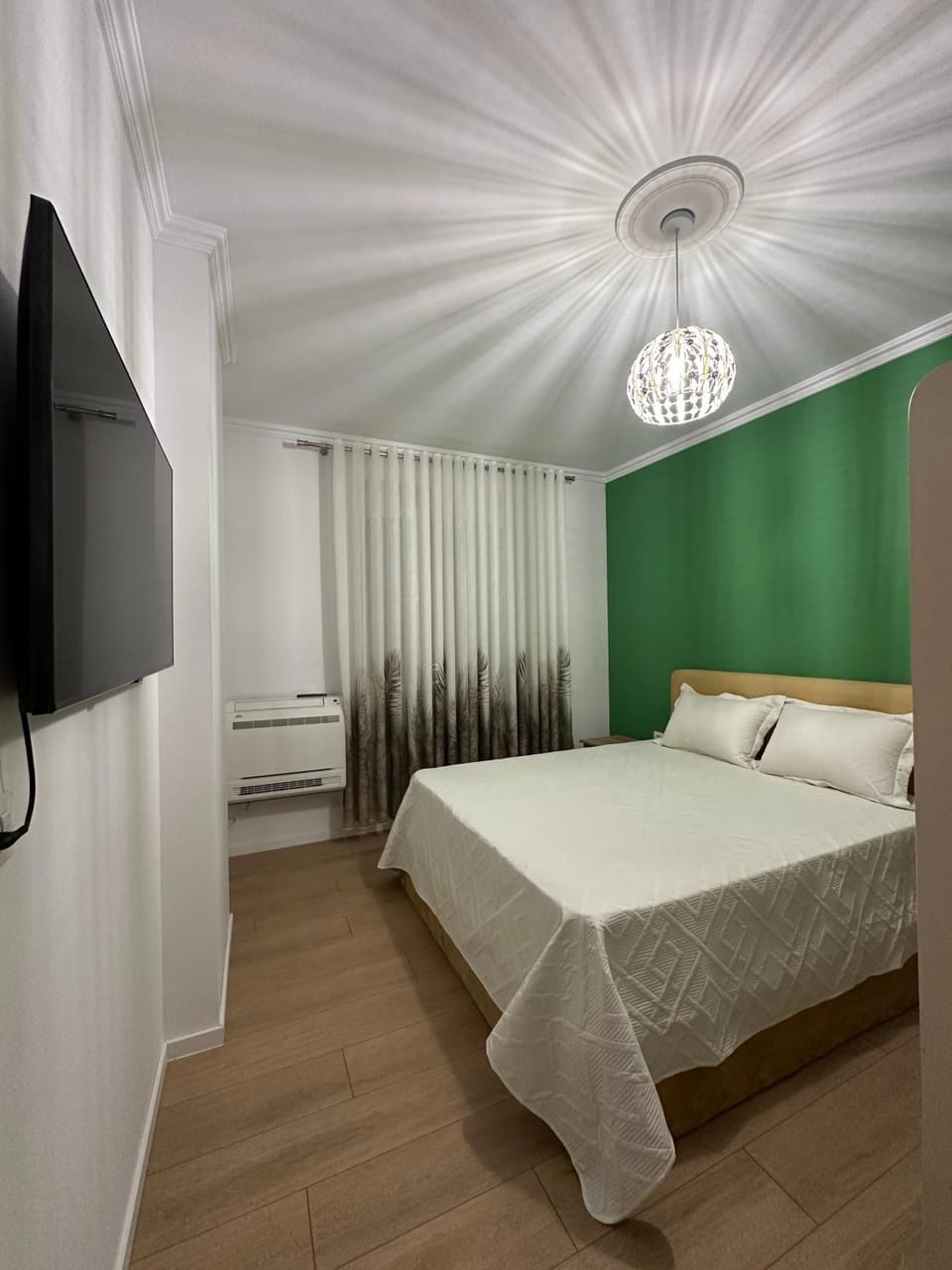 Bed, TV and multimedia, Bedroom