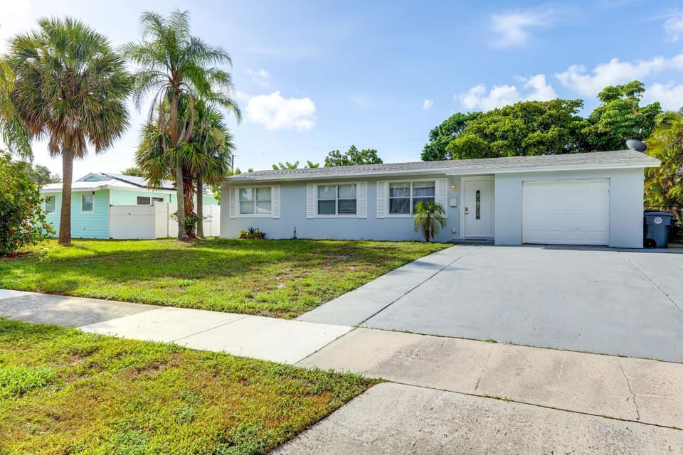 3 Mi to Riviera Beach! Group-Friendly Home w/ Yard House in Lake Park