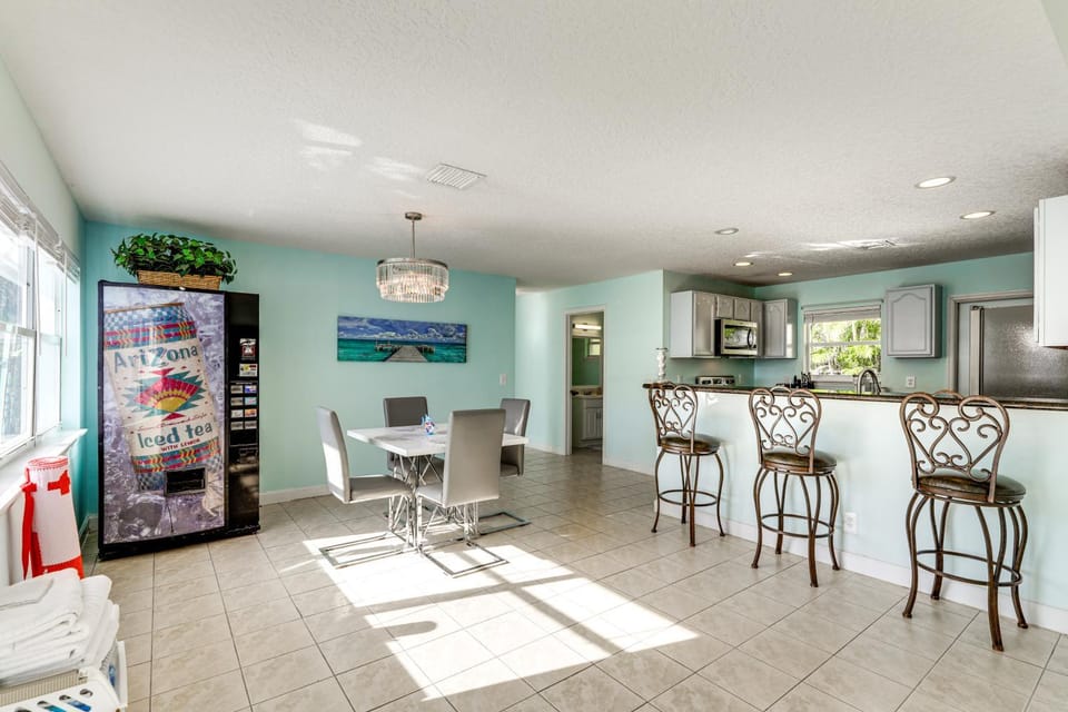 3 Mi to Riviera Beach! Group-Friendly Home w/ Yard House in Lake Park