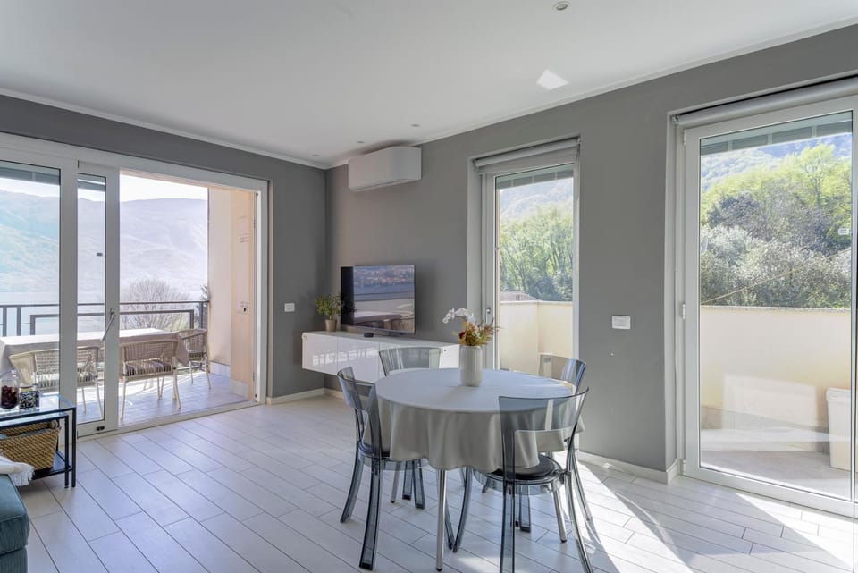 Patio, TV and multimedia, View (from property/room), Balcony/Terrace, Living room, Seating area, Dining area