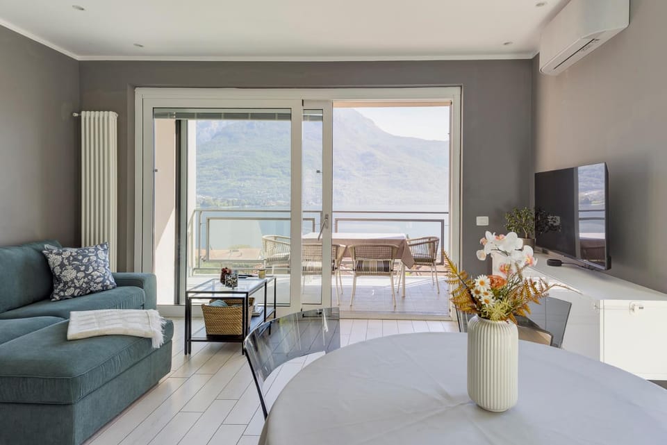 Natural landscape, TV and multimedia, View (from property/room), Balcony/Terrace, Living room, Seating area, Lake view