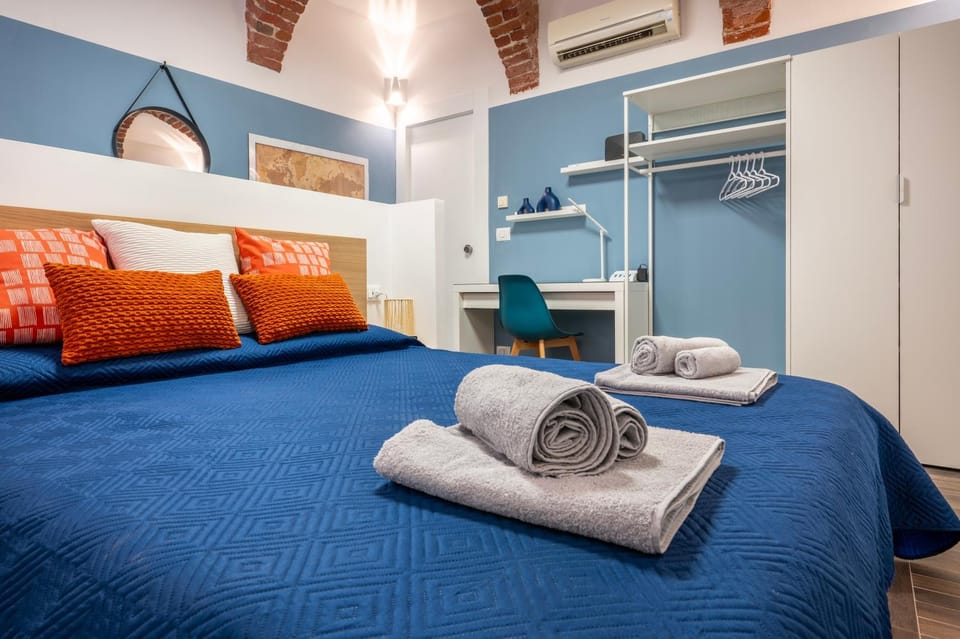 Bed, Photo of the whole room, Seating area, Bedroom, towels, towels, wardrobe, air conditioner, air conditioner