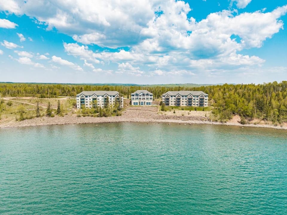 Majestic Lake Views Studio 2-Queen Beds and Heated Pools Apartment in Two Harbors