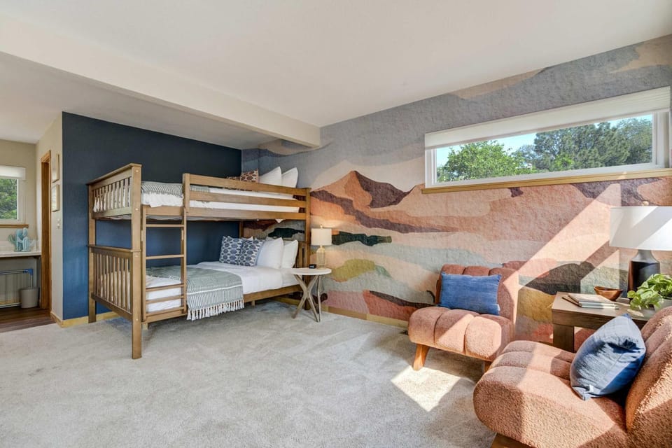 Sunstone Mesa Luxe Broadmoor Getaway w Hot Tub House in Colorado Springs