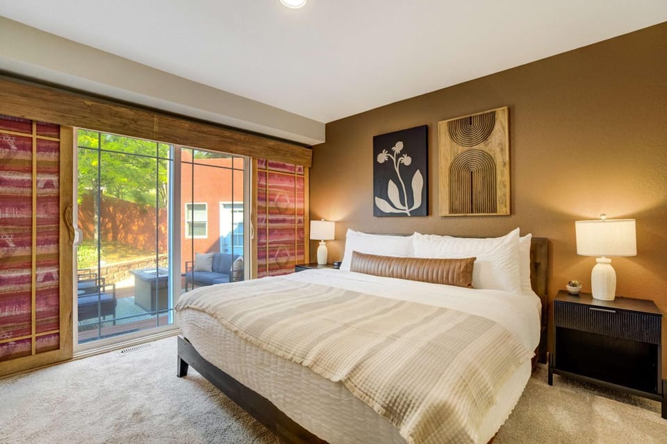 Sunstone Mesa Luxe Broadmoor Getaway w Hot Tub House in Colorado Springs