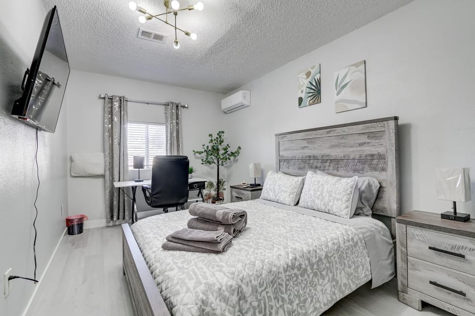 Bed, TV and multimedia, Photo of the whole room, Bedroom, air conditioner