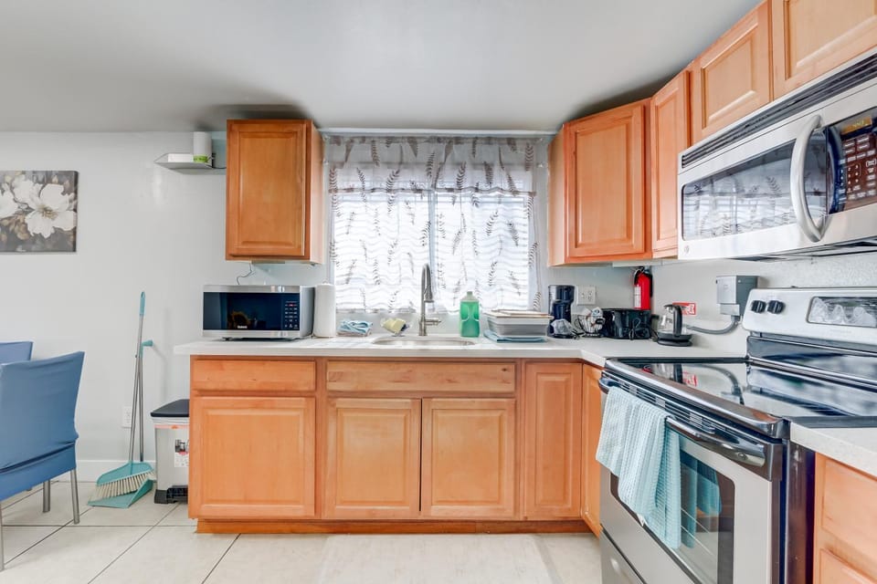 Kitchen or kitchenette, oven, pet friendly, stove, toaster