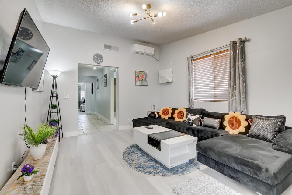 Communal lounge/ TV room, Living room, Seating area, air conditioner