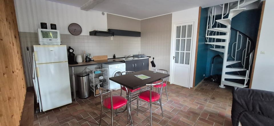 Kitchen or kitchenette, Dining area, washing machine