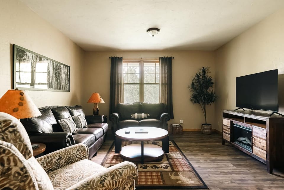 Log Cabin Getaway - Hot Tub - Ski, Hike, Relax Cabin in Silverthorne