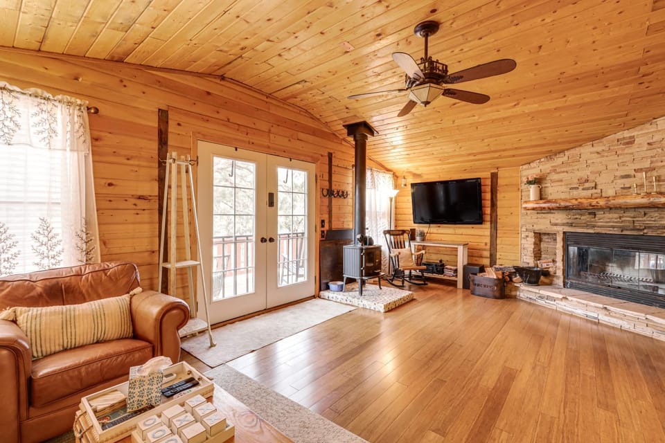 Private Hot Tub & Fire Pit: Pine Cabin Near Hiking Cabin in Pine