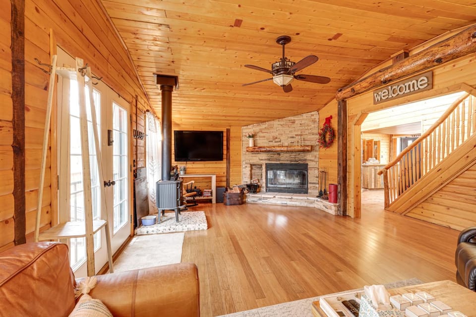 Private Hot Tub & Fire Pit: Pine Cabin Near Hiking Cabin in Pine