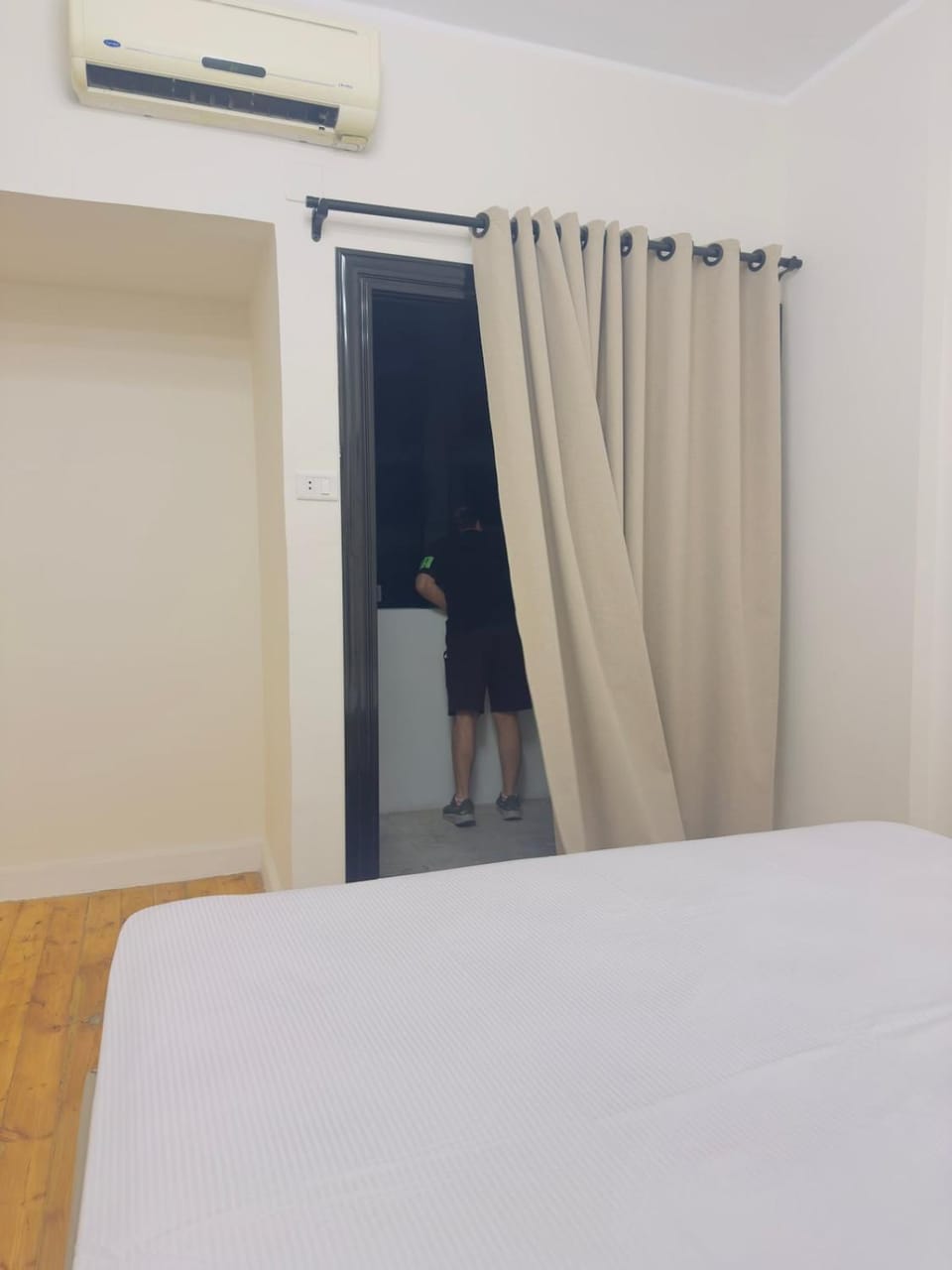 Bed, People, Photo of the whole room, Bedroom, group of guests, air conditioner