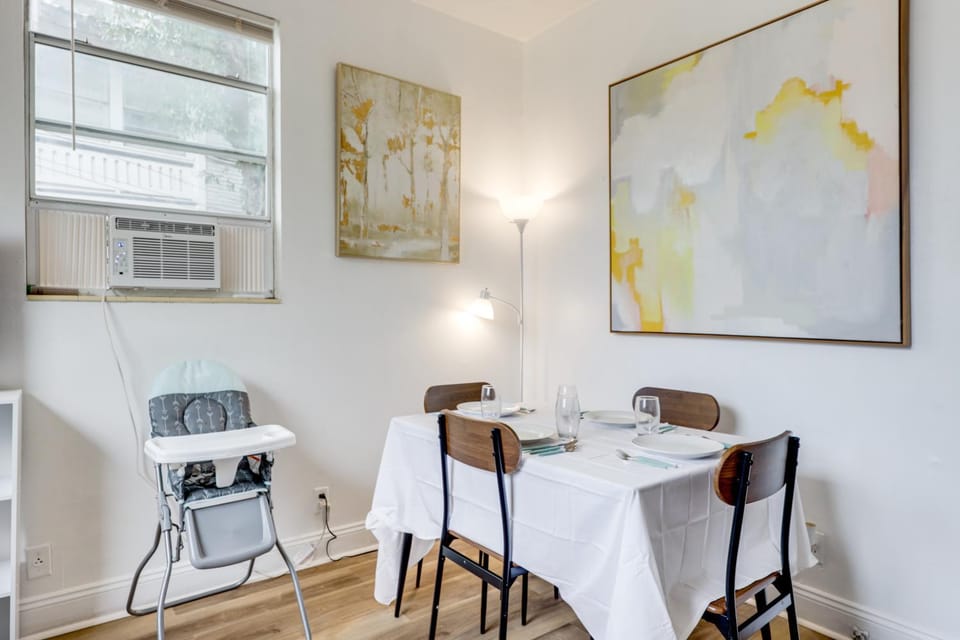 Steps to Food & Shops: Cozy Condo in Jacksonville! House in Jacksonville