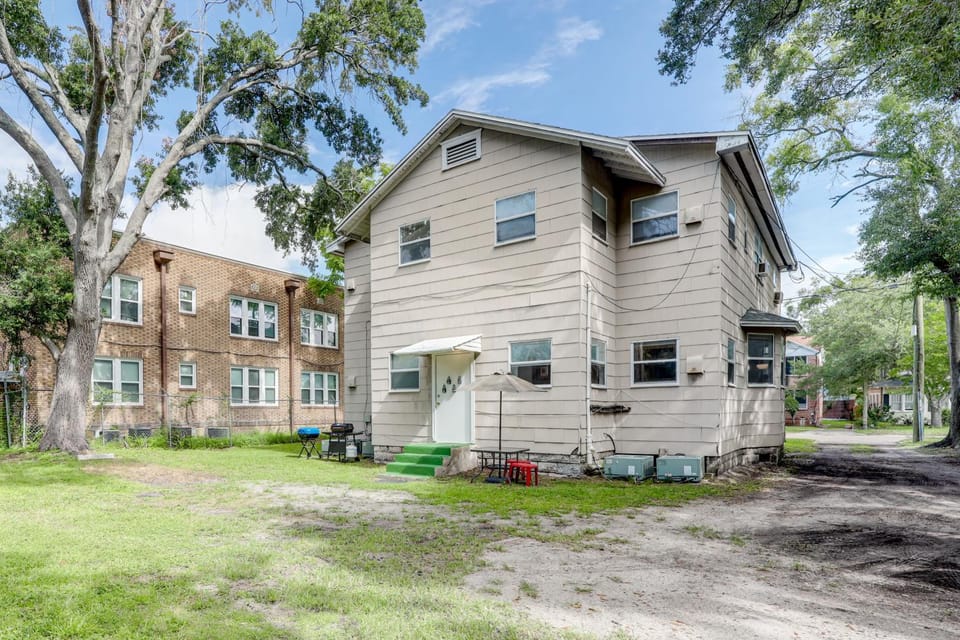 Steps to Food & Shops: Cozy Condo in Jacksonville! House in Jacksonville