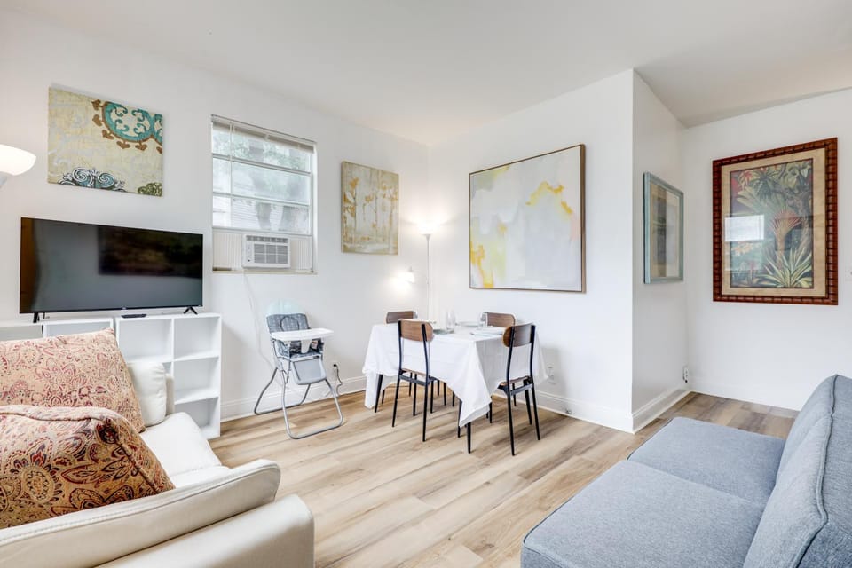 Steps to Food & Shops: Cozy Condo in Jacksonville! House in Jacksonville