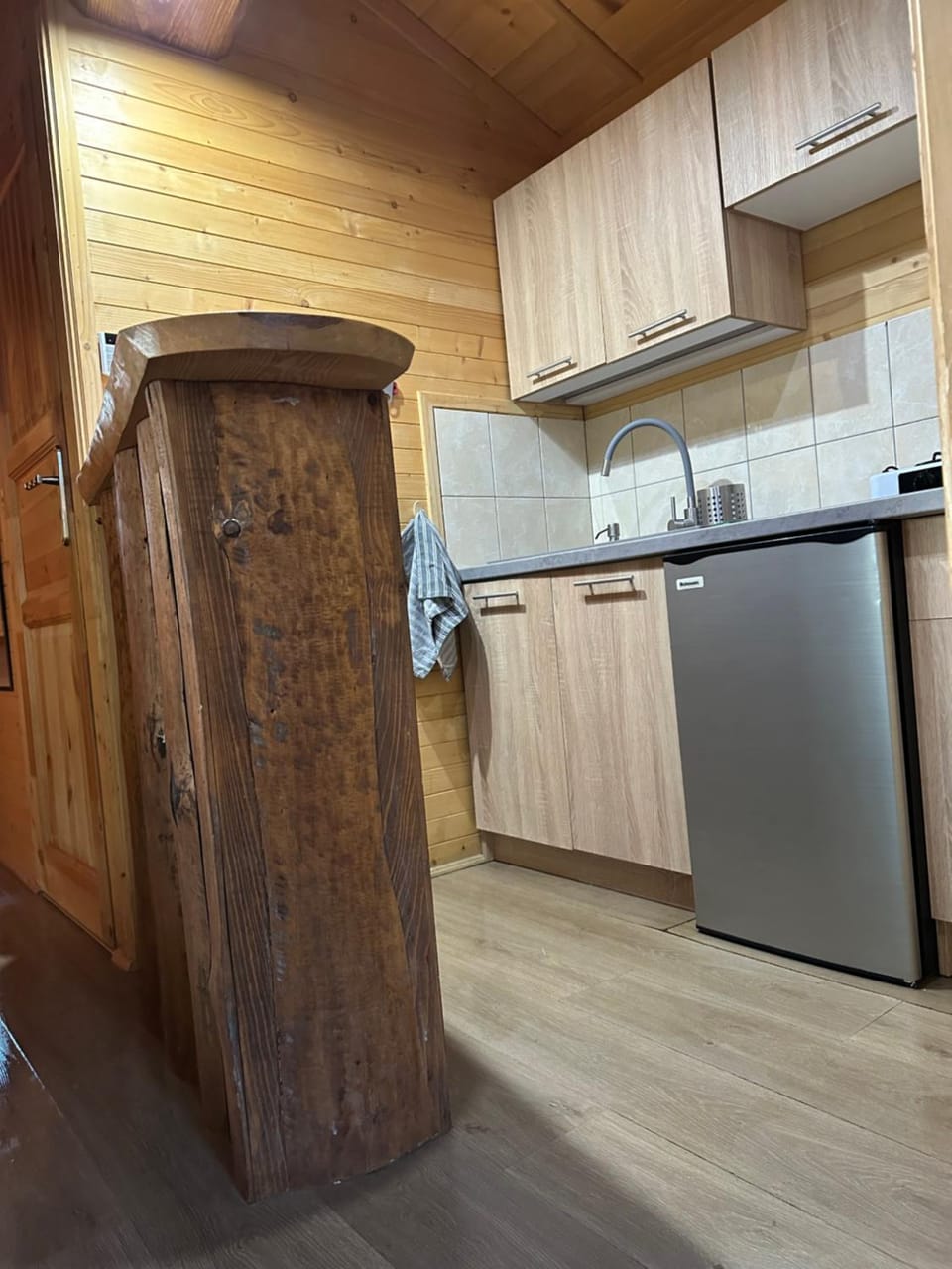 Domek letniskowy 6 osobowy drewniany z bezpośrednim zejściem nad jezioro Wilczyńskie Świętne Basen pomost rowerki wodne i kajaki bezpłatnie, duży plac zabaw i wiele innych udogodnień House in Greater Poland Voivodeship