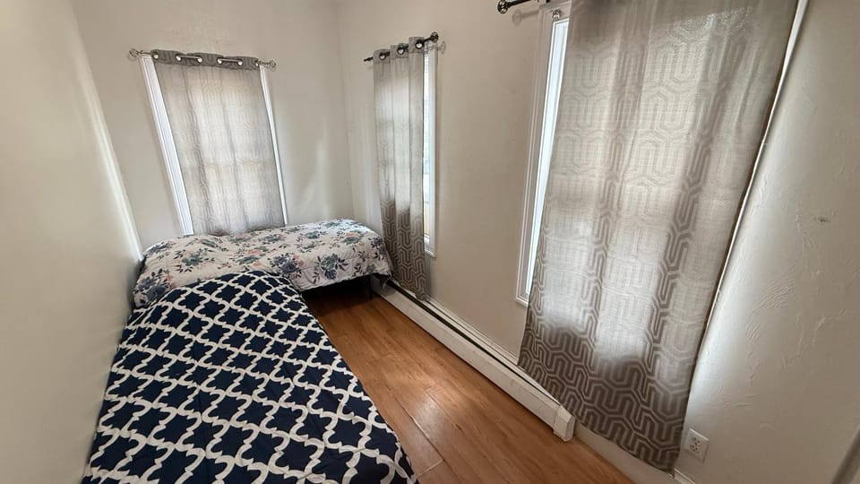 Esjacpe Guest House 2 Bed and Breakfast in Jamaica Plain