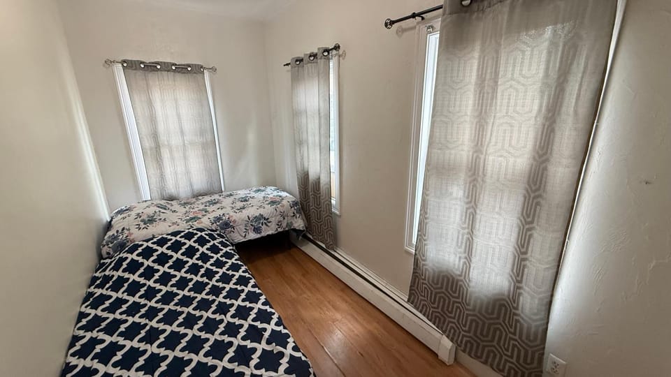 Esjacpe Guest House 2 Bed and Breakfast in Jamaica Plain