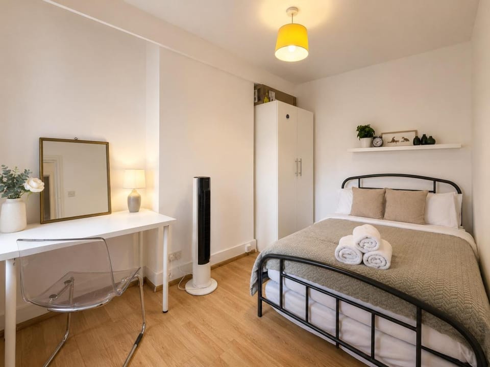 Ground Floor 2 Bedroom Flat Tooting Broadway Apartment in London