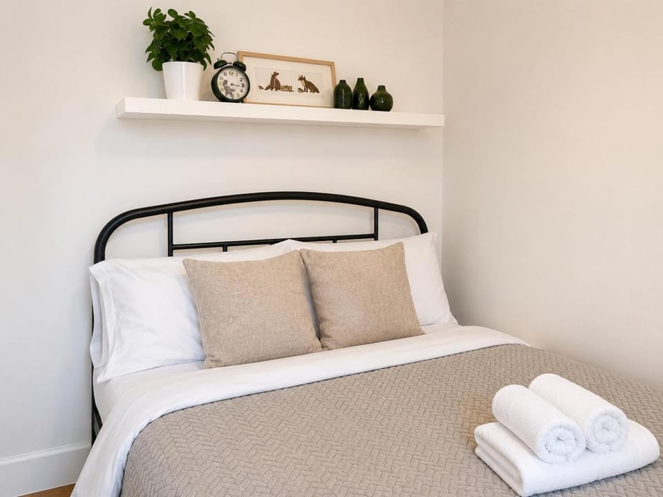 Ground Floor 2 Bedroom Flat Tooting Broadway Apartment in London